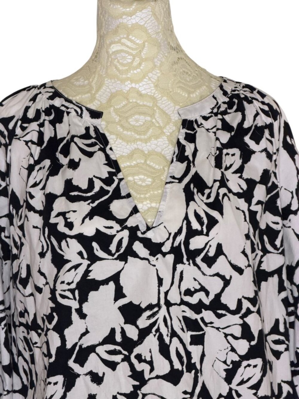 Evereve Jordy Peasant Top Blouse Shirt Split Neck Floral Black White M - Picture 3 of 9